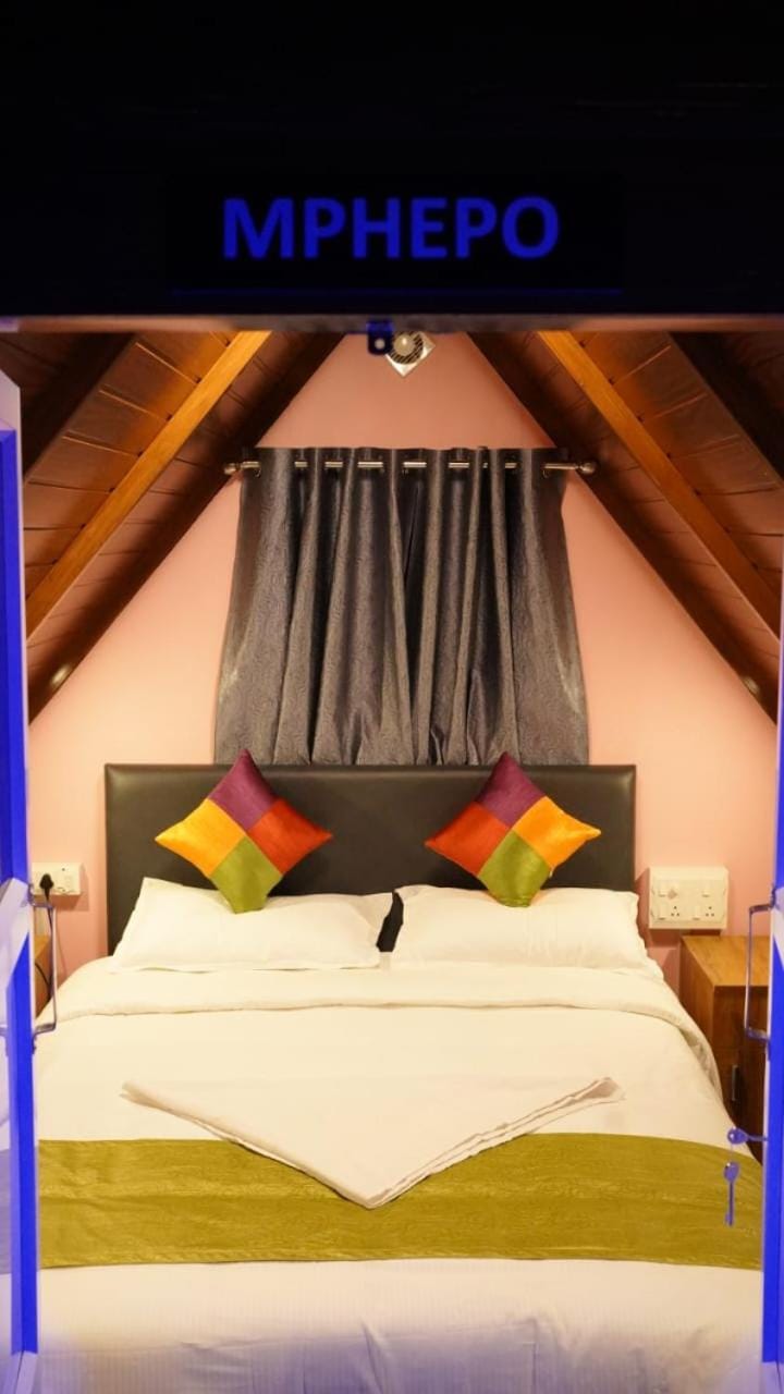 Bed, Photo of the whole room, Bedroom, Text overlay