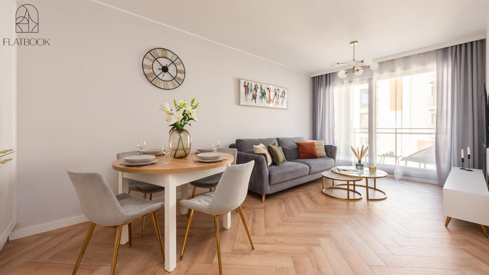 Bed, Living room, Photo of the whole room, Seating area, Dining area