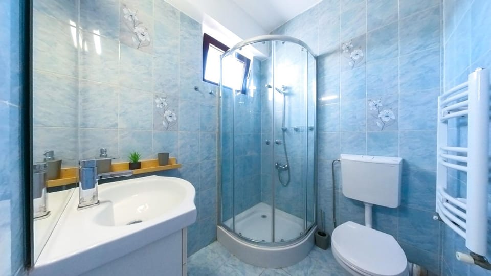 Shower, Toilet, Bathroom, towels