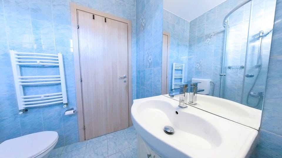 Shower, Toilet, Bathroom, towels