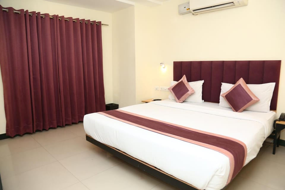 Bed, Photo of the whole room, Bedroom, air conditioner