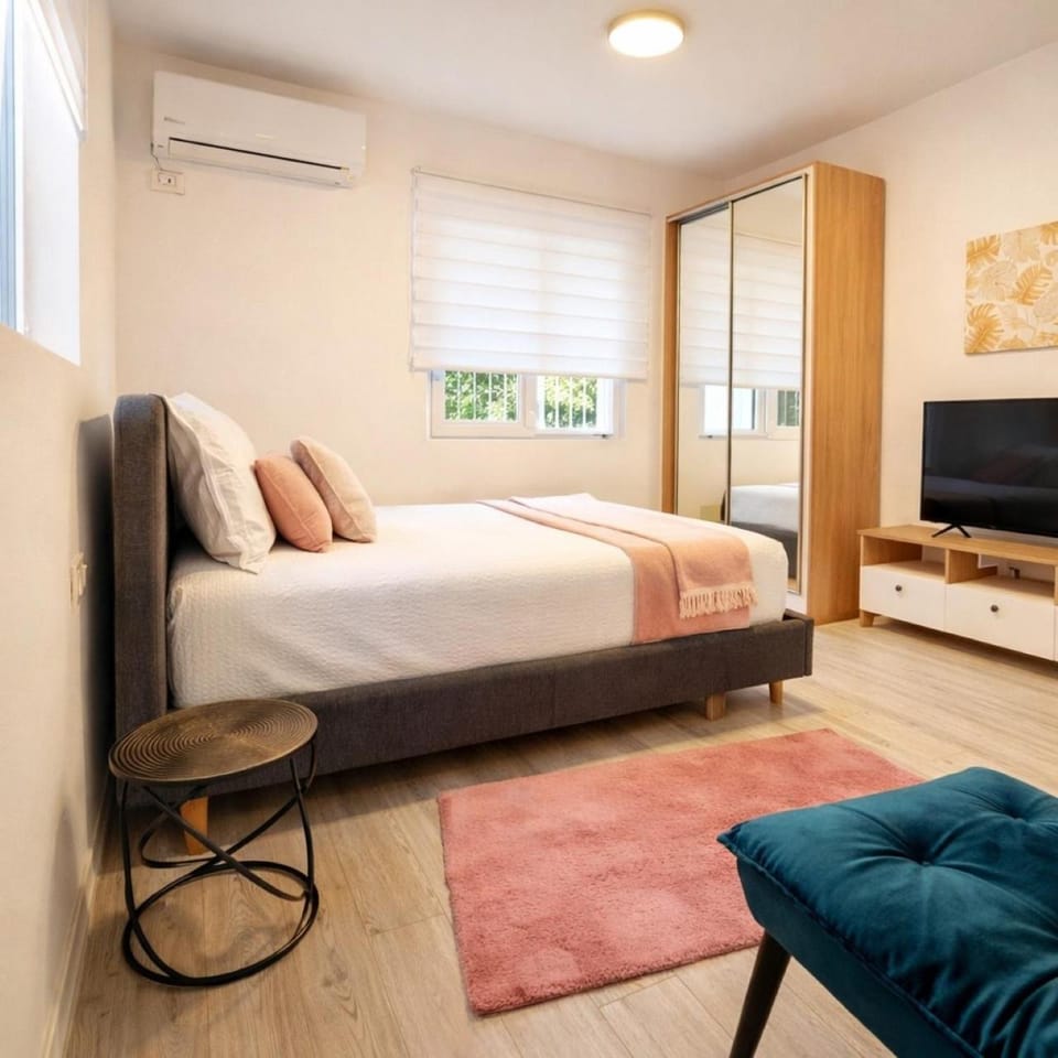 Bed, TV and multimedia, Living room