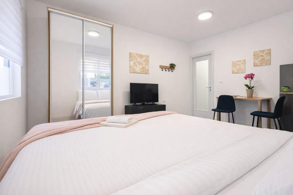 Bed, Photo of the whole room