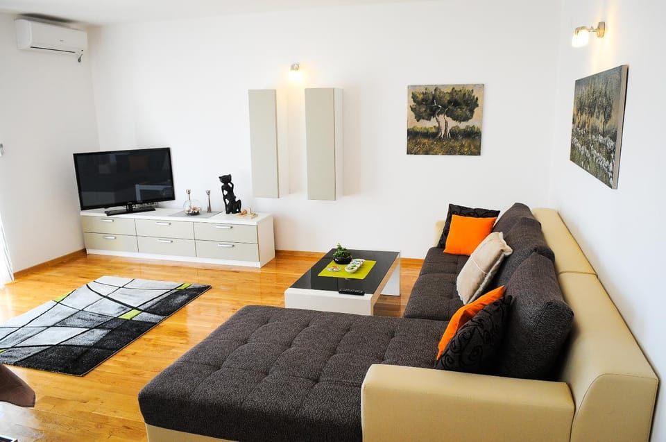 Day, TV and multimedia, Living room, Photo of the whole room, Decorative detail, Seating area, Dining area