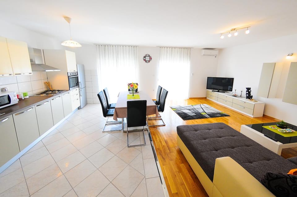 Day, TV and multimedia, Kitchen or kitchenette, Living room, Photo of the whole room, Seating area, Dining area