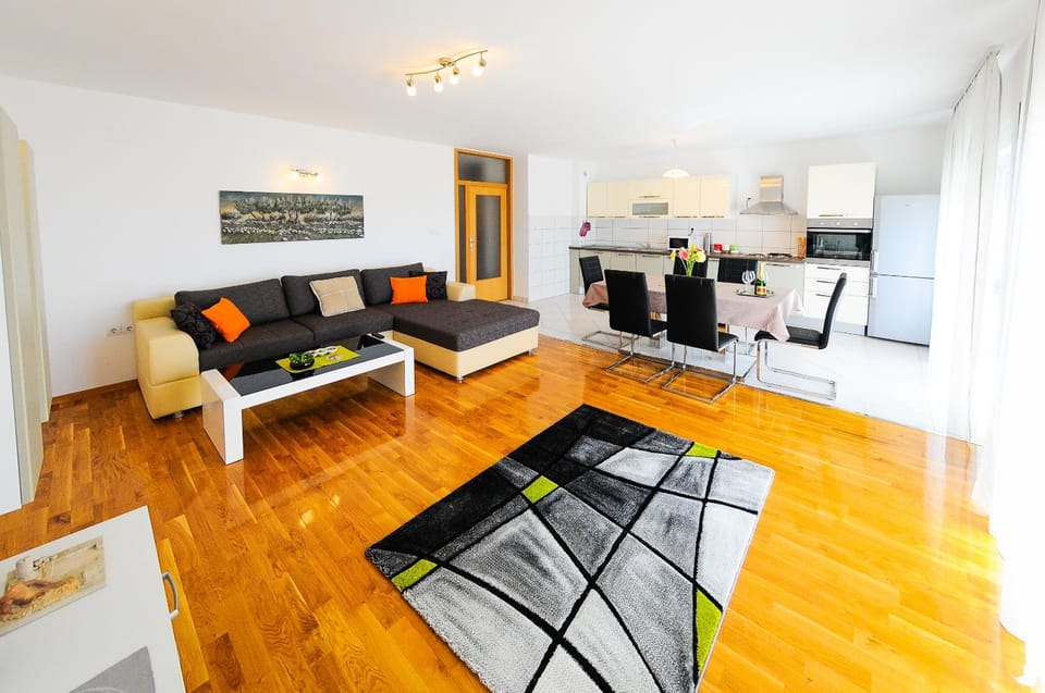 Bed, Day, Kitchen or kitchenette, Living room, Photo of the whole room, Seating area, Dining area