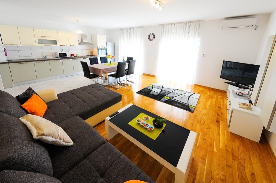 Bed, Day, TV and multimedia, Living room, Photo of the whole room, Seating area, Dining area