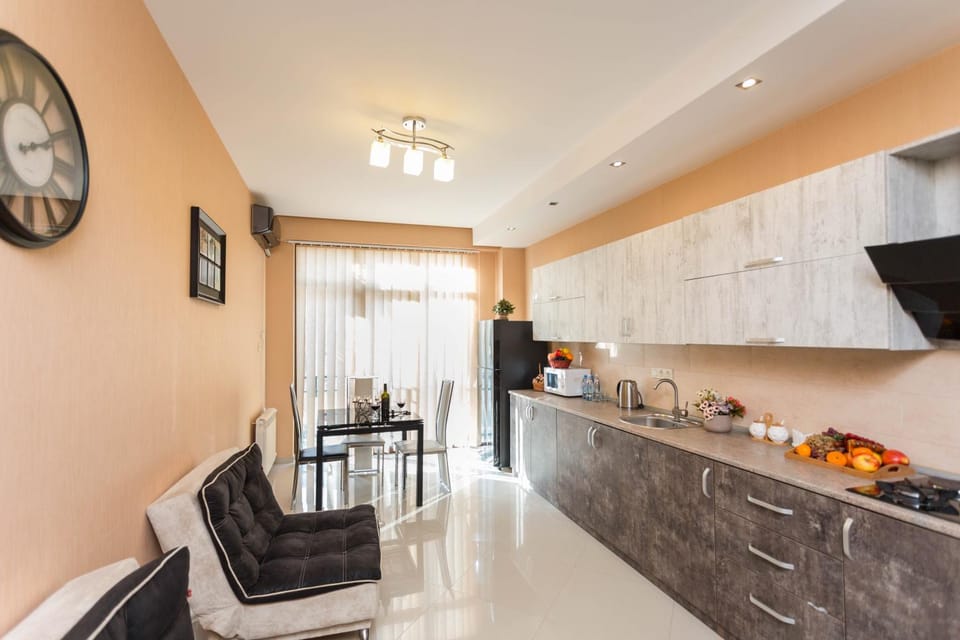 Kitchen or kitchenette, Living room, Food and drinks, Seating area, Dining area, Food, pet friendly, stove