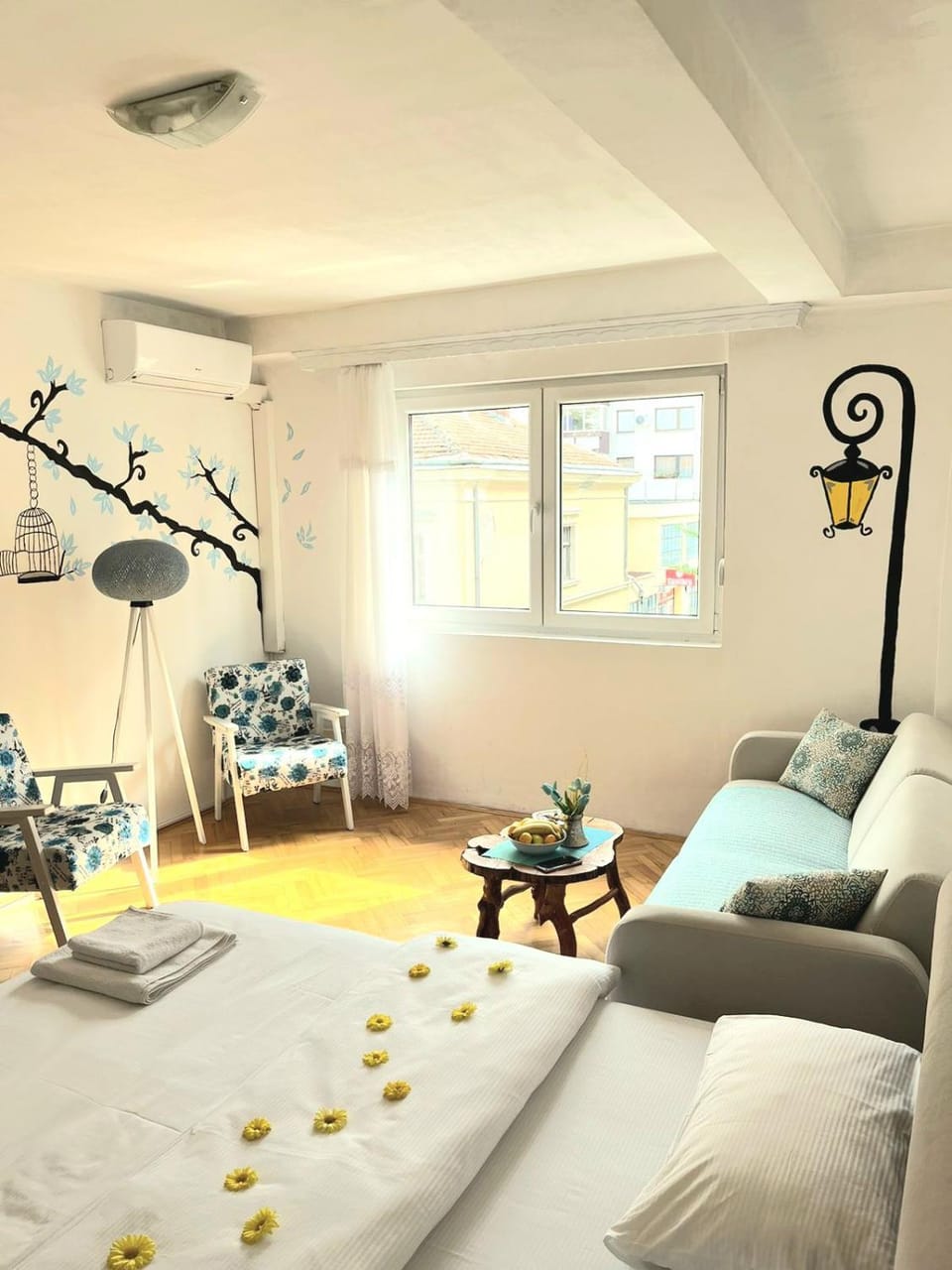 Bed, Living room, Photo of the whole room