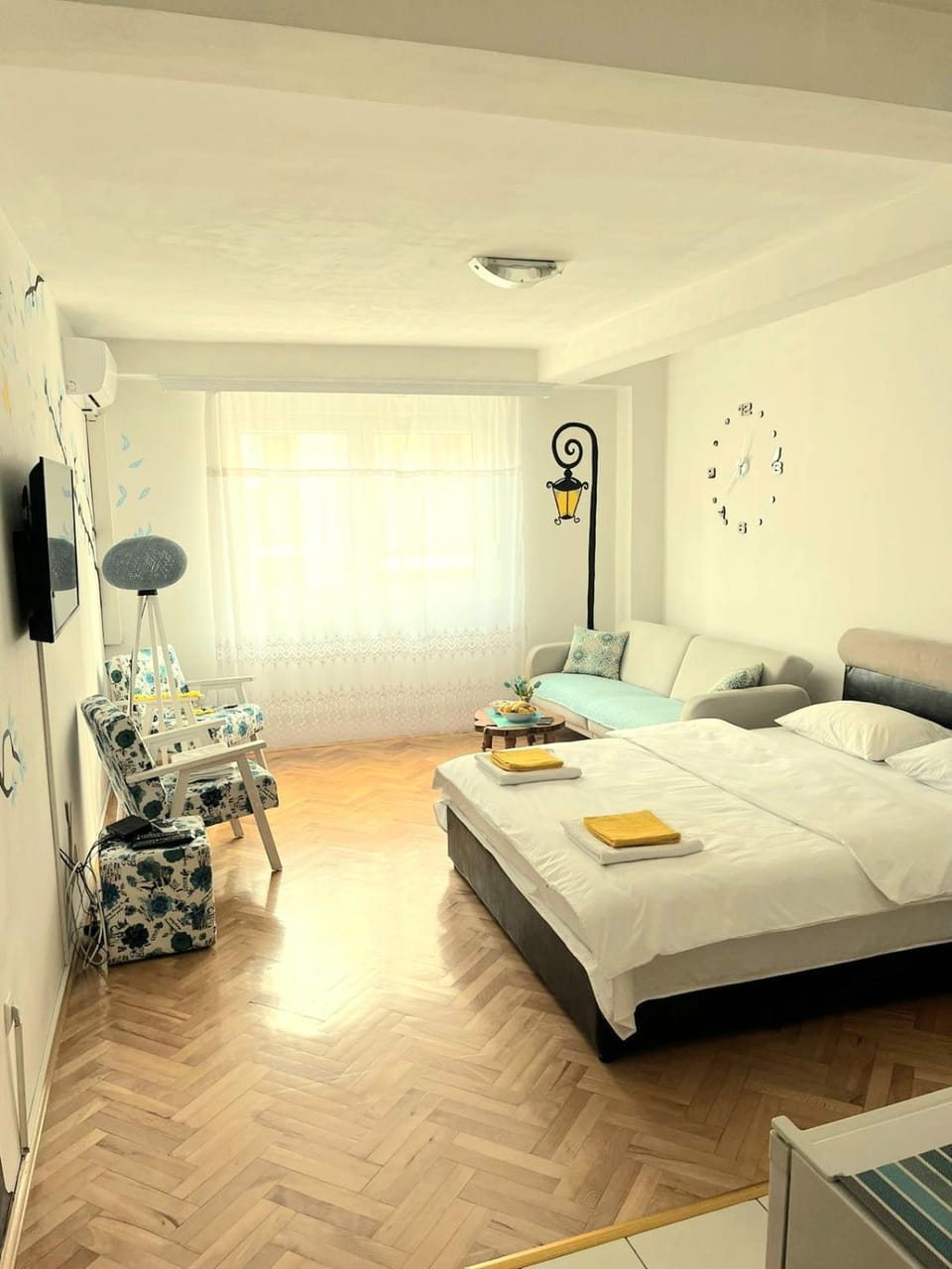 Bed, TV and multimedia, Photo of the whole room, Seating area, Bedroom, towels