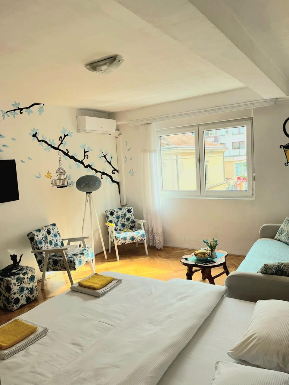 Bed, TV and multimedia, Seating area, Bedroom