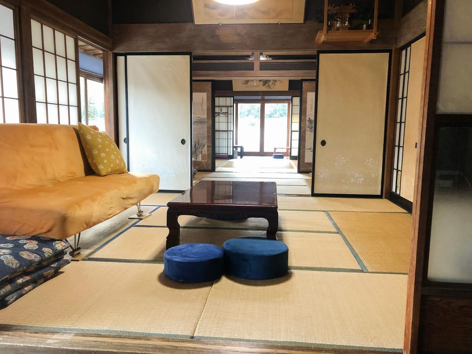 Photo of the whole room, Seating area