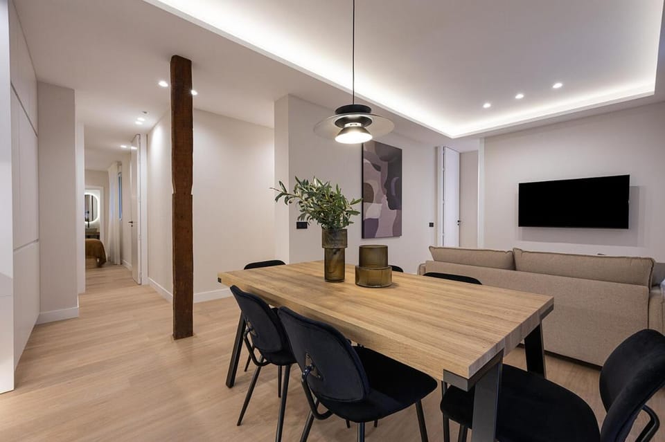 Communal lounge/ TV room, TV and multimedia, Living room, Seating area, Dining area, Evening entertainment