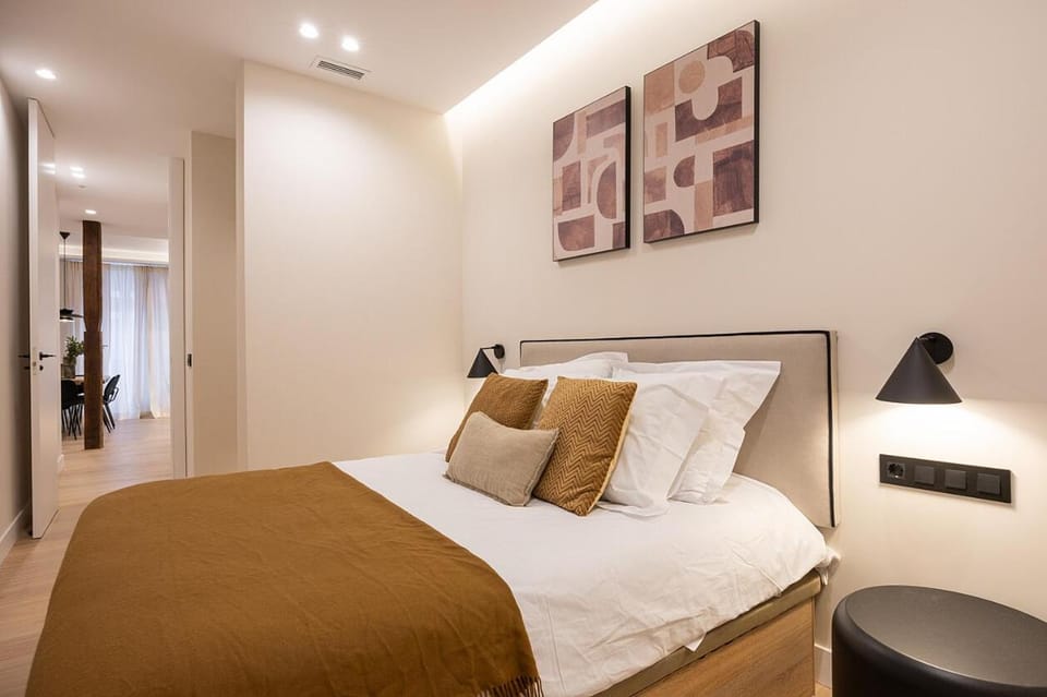 Photo of the whole room, Bedroom