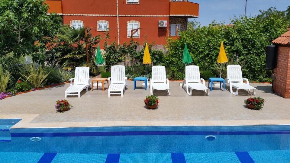 Swimming pool, Swimming pool