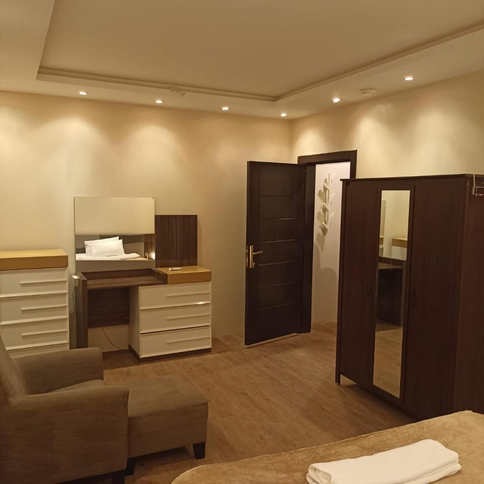 Photo of the whole room, Bedroom, wardrobe
