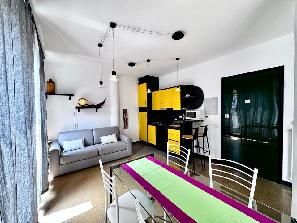 Kitchen or kitchenette, Living room, Seating area, Dining area