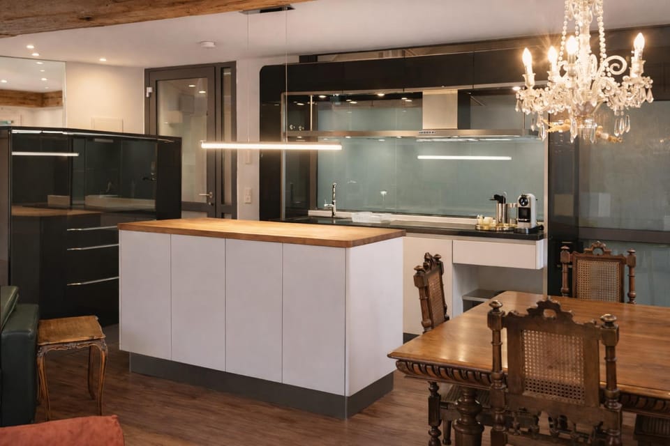 Kitchen or kitchenette, Dining area