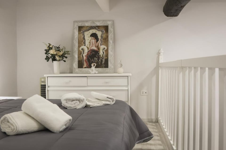 Bed, Photo of the whole room, Decorative detail, Bedroom