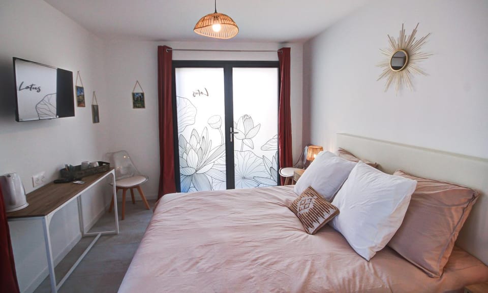 Bed, TV and multimedia, Photo of the whole room, Bedroom, hair dresser