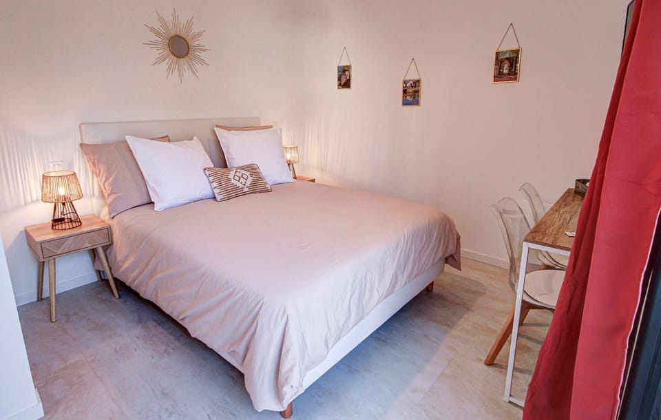Bed, Photo of the whole room, Bedroom
