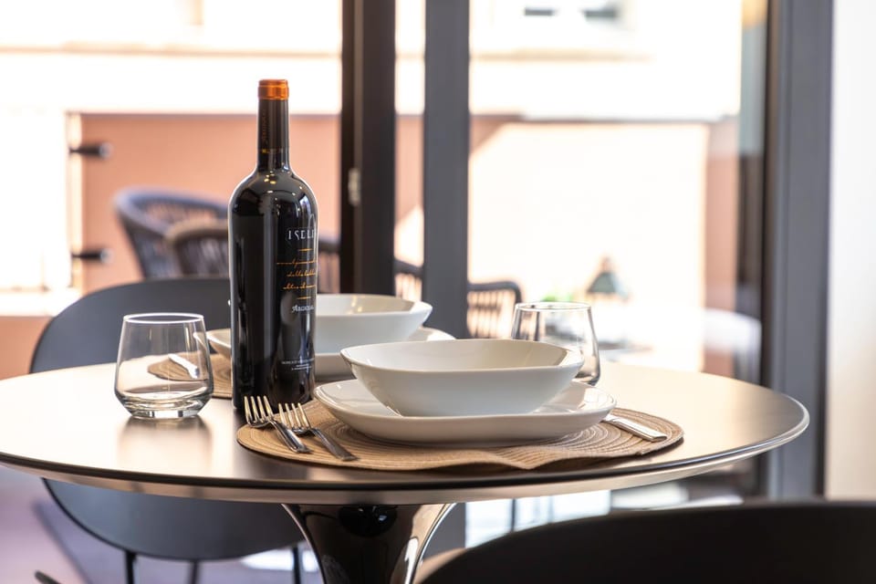 Living room, Food and drinks, Seating area, Dining area, Food, Drinks