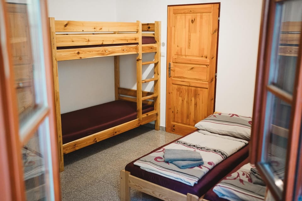 Bed, Photo of the whole room, Bedroom, bunk bed, towels