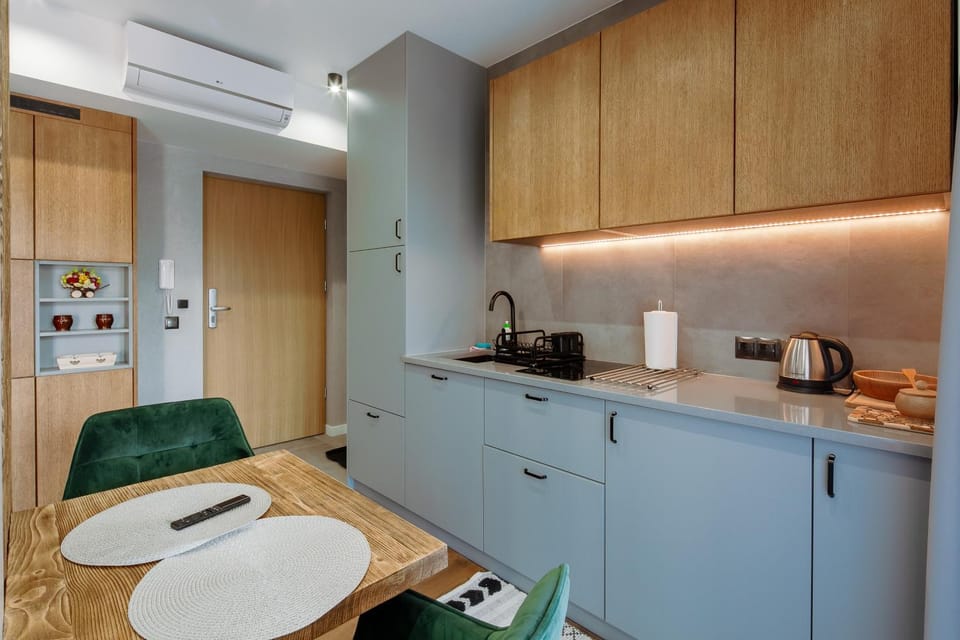 Kitchen or kitchenette, Dining area, stove
