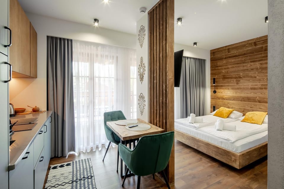 Bed, Living room, Photo of the whole room, Seating area, towels
