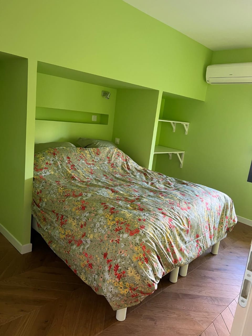 Bed, Photo of the whole room, Bedroom, air conditioner