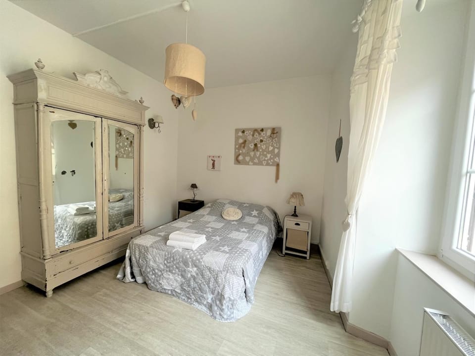 Bed, Photo of the whole room, Bedroom, towels, wardrobe