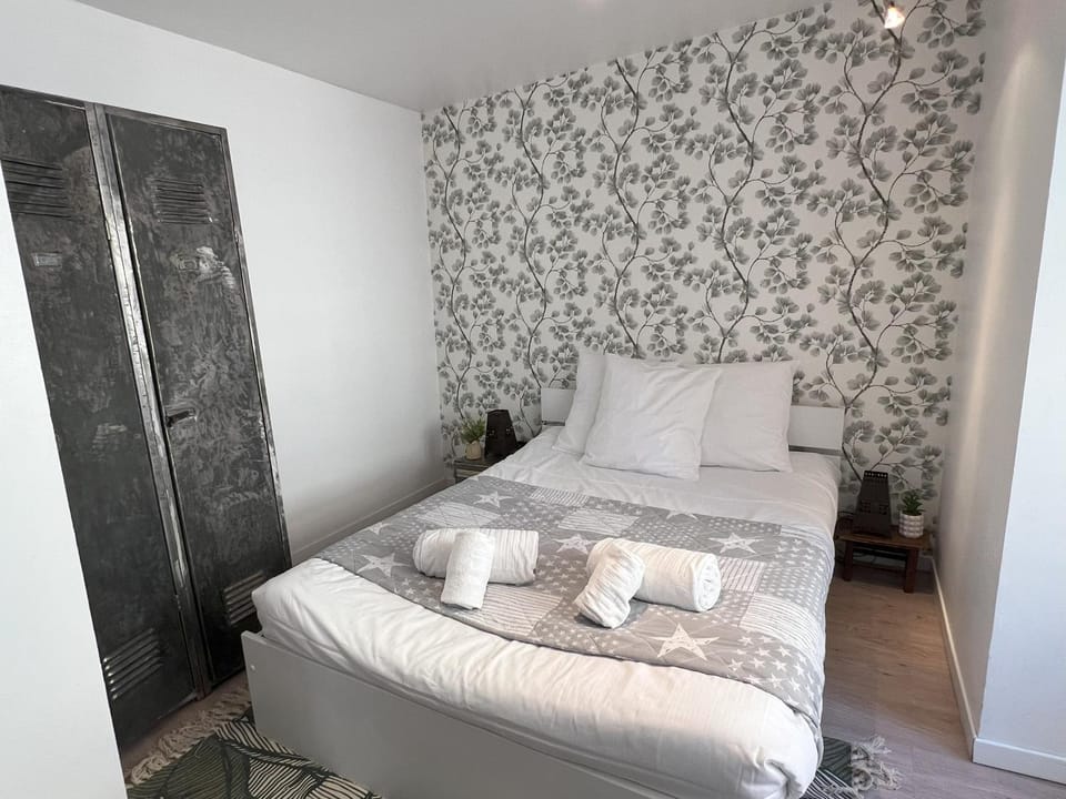 Bed, Photo of the whole room, towels, wardrobe
