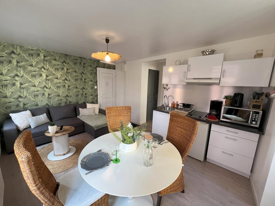 Communal lounge/ TV room, Coffee/tea facilities, Kitchen or kitchenette, Living room, Dining area, microwave, stove, toaster, kitchen