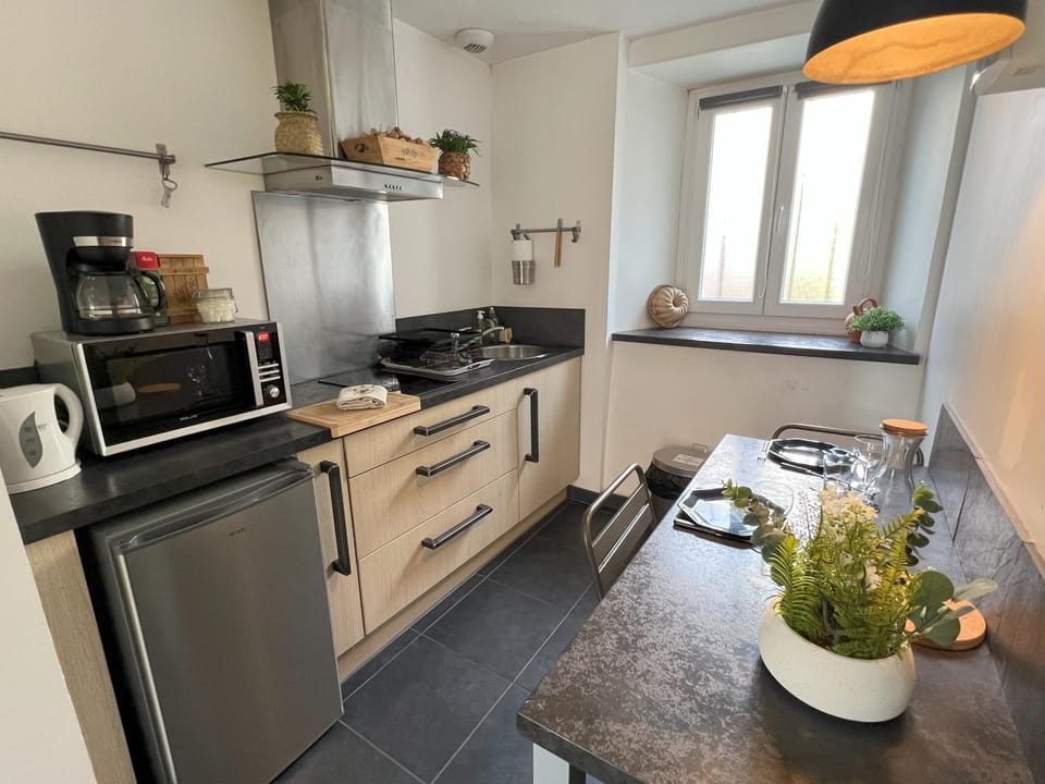 Coffee/tea facilities, Kitchen or kitchenette, Dining area, microwave, stove, kitchen