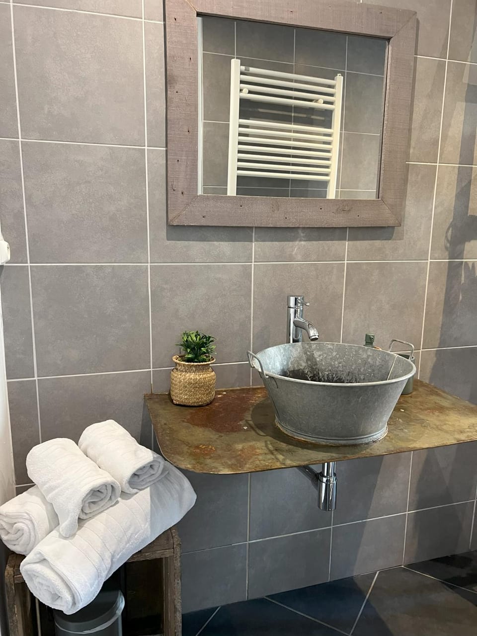 Bathroom, towels