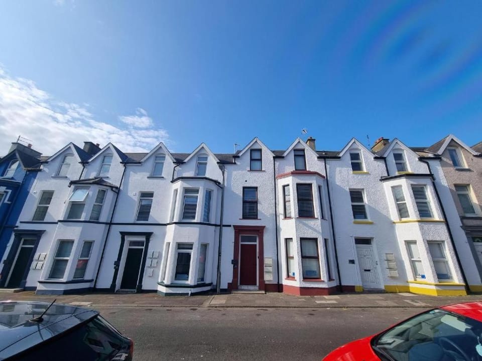 Property building, Day, Neighbourhood, City view, Street view, Location, Parking
