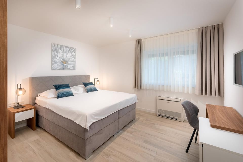 Bed, TV and multimedia, Bedroom
