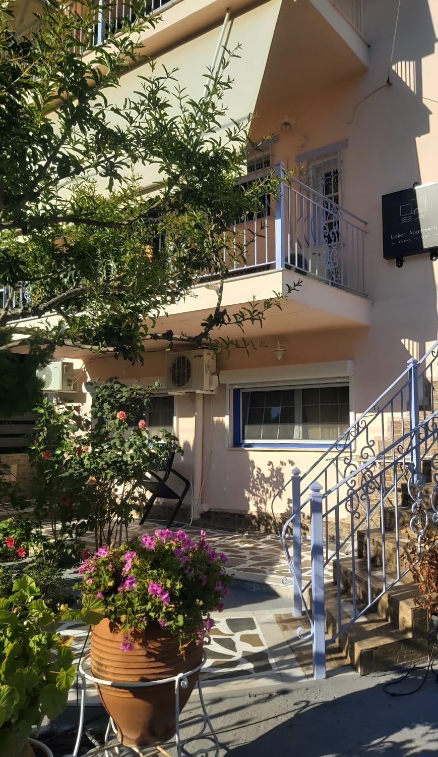 Property building, Patio, Spring, Day, Garden, View (from property/room), Balcony/Terrace, Garden view