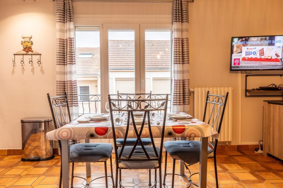 TV and multimedia, Living room, Seating area, Dining area