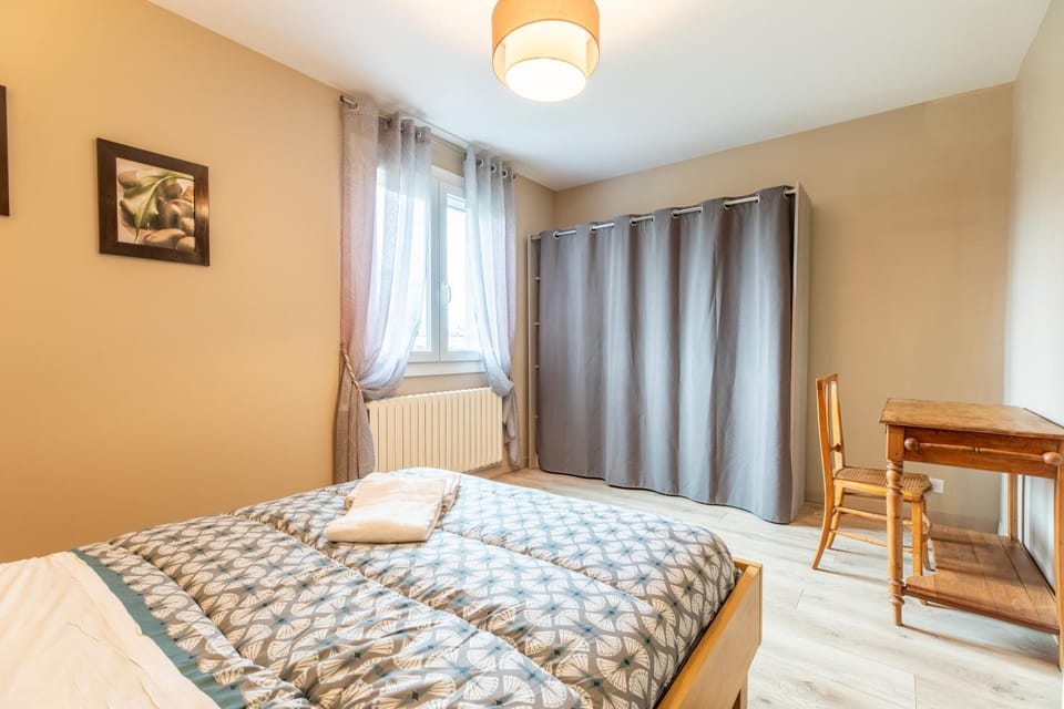 Bed, Photo of the whole room, Bedroom, towels