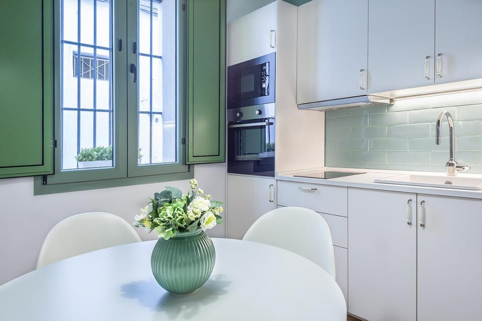 Kitchen or kitchenette, Dining area
