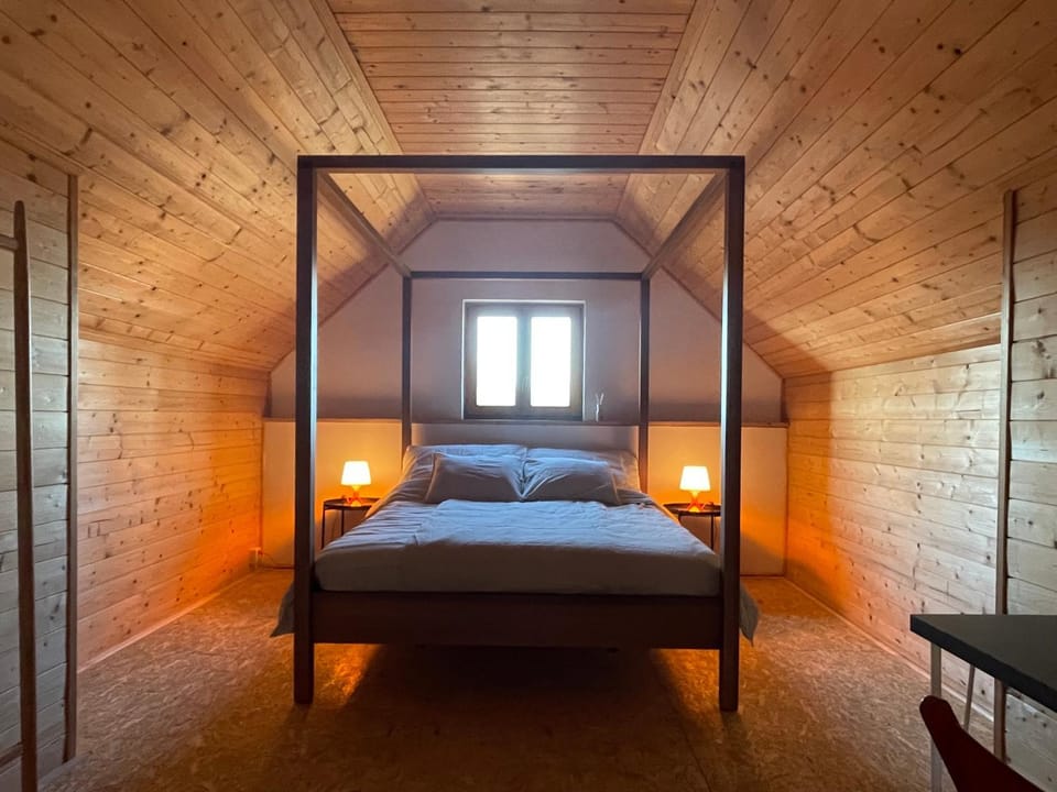 Photo of the whole room, Bedroom