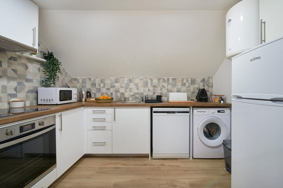 Kitchen or kitchenette, dishwasher, washing machine
