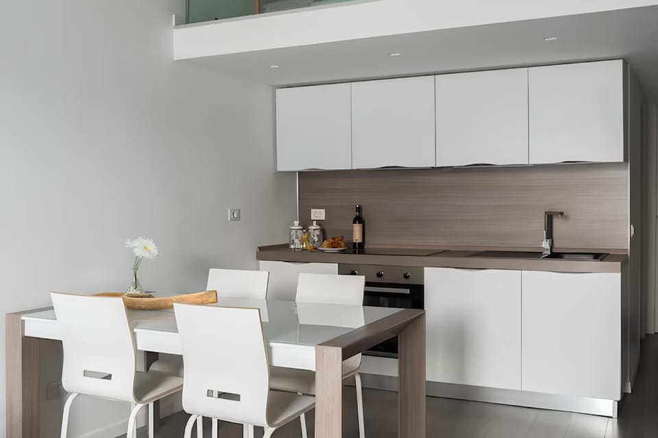 Kitchen or kitchenette, Dining area, oven, stove