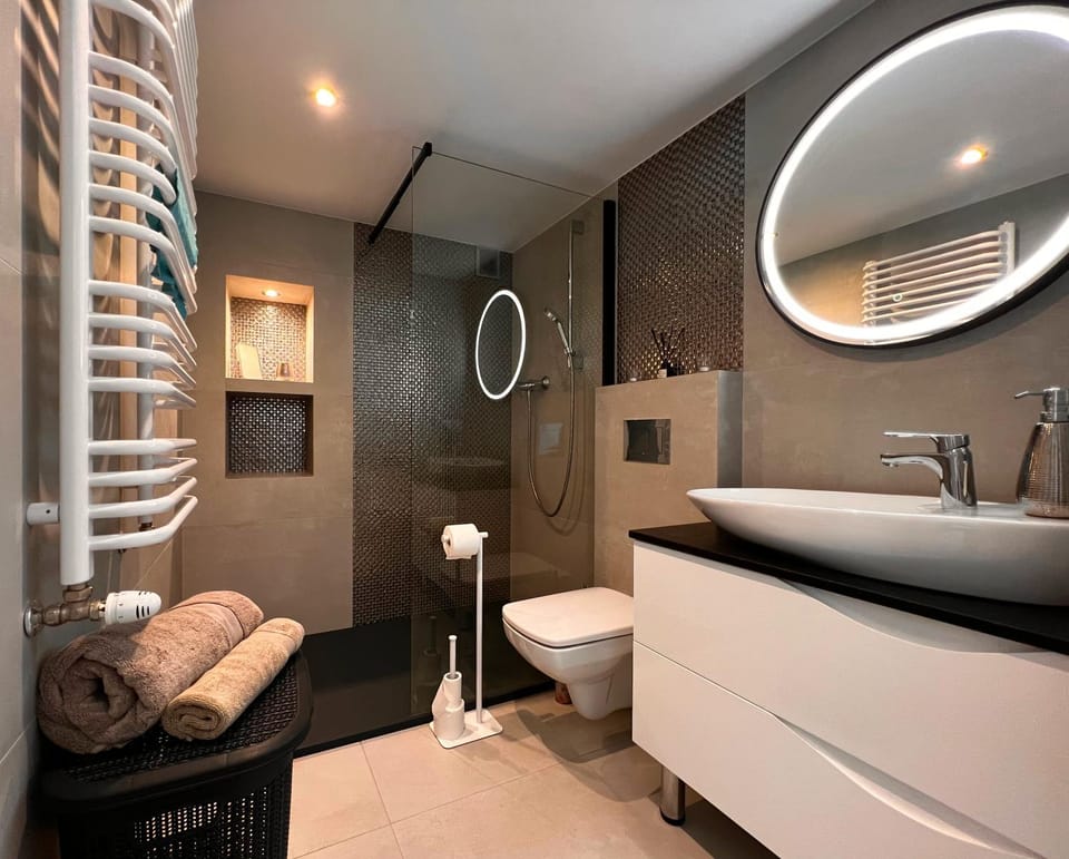 Shower, Toilet, Bathroom, towels