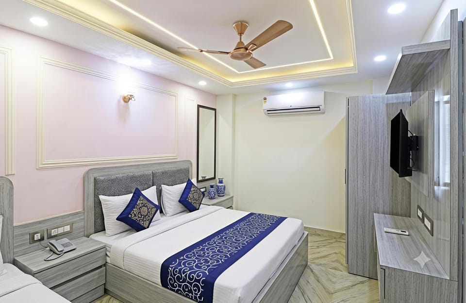 Property building, Bed, TV and multimedia, Photo of the whole room, Bedroom, fireplace, air conditioner