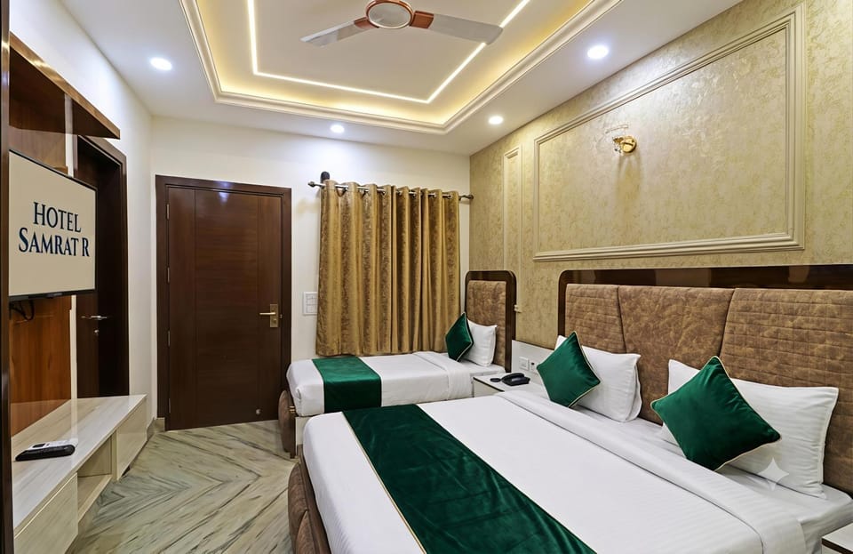 Property building, Bed, Living room, Photo of the whole room, Seating area, Bedroom, air conditioner