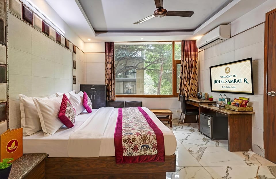 Communal lounge/ TV room, Bed, TV and multimedia, Photo of the whole room, Evening entertainment, Bedroom, fireplace, hair dresser, air conditioner