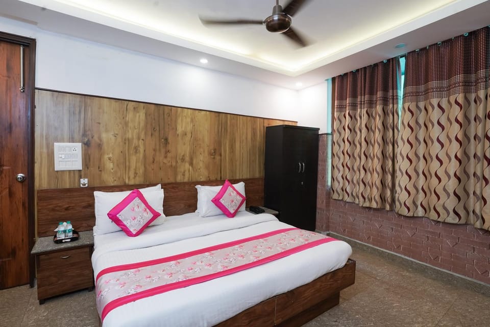 Photo of the whole room, Bedroom, fireplace, air conditioner
