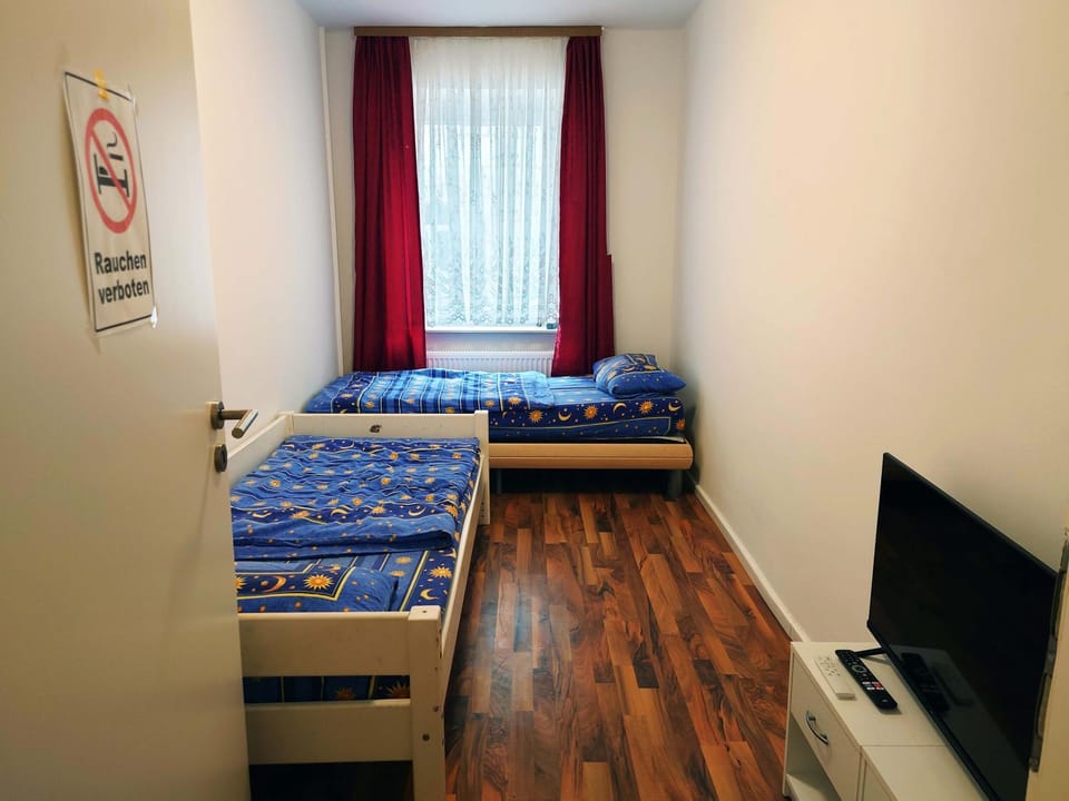 Bed, TV and multimedia, Photo of the whole room, Bedroom
